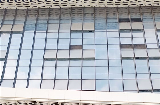 深圳玻璃幕墻開窗改造價格