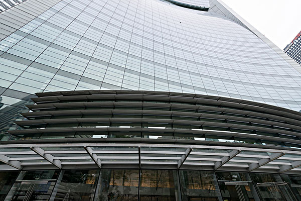 簡述玻璃幕墻更換幾塊玻璃的成本很高的原因？